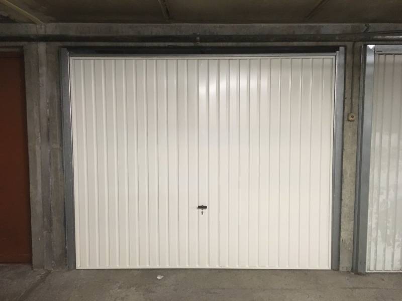 Devis et installation de portes basculantes débordantes à rail vertical à Venelles