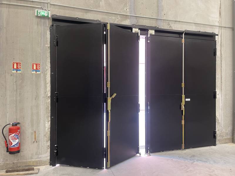 Nouvelle installation d'une porte accordéon 2+2 à Tarare dans le département du Rhône 