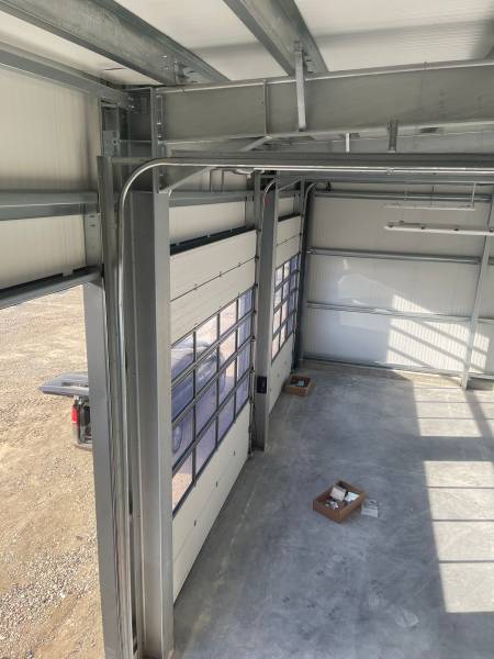 Installation de 8 portes sectionnelles à relevage demi-haut à Orange dans le Vaucluse 