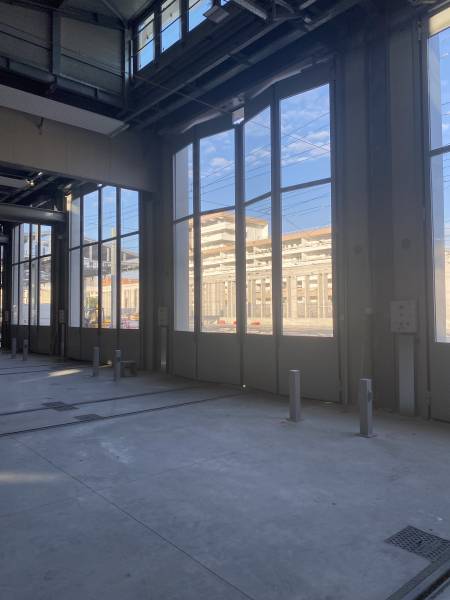 Pose de portes accordéon  2+2  pour un centre de maintenance de tram