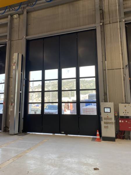 Pose de portes accordéons 2+2 pour un centre de maintenance de train