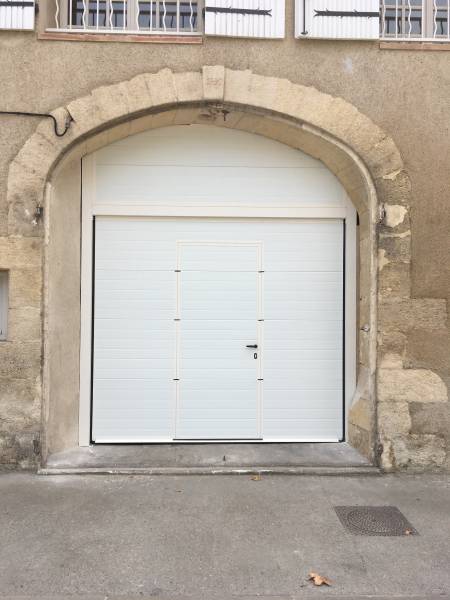 Pose d'une porte de garage sectionnelle avec portillon et motorisée