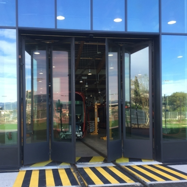 Installation de portes accordéons 2+2 dans le Vaucluse 84 