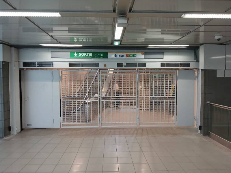 Pose d'une grille coulissante d'acces au métro